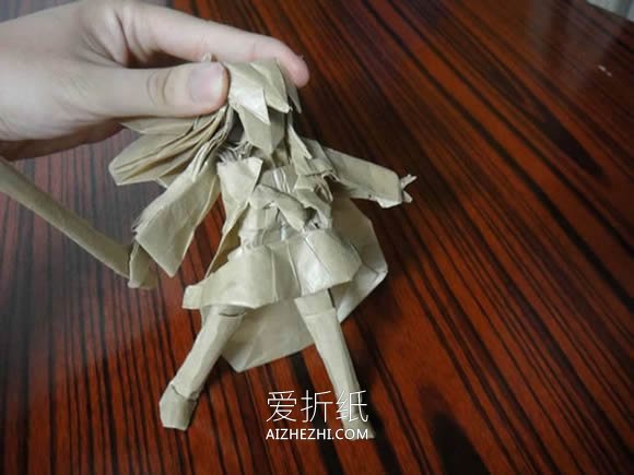 怎么折纸灼眼的夏娜 拿剑女生的详细折法图解- www.aizhezhi.com