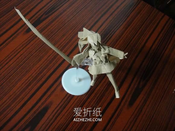 怎么折纸灼眼的夏娜 拿剑女生的详细折法图解- www.aizhezhi.com