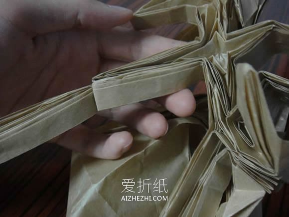 怎么折纸灼眼的夏娜 拿剑女生的详细折法图解- www.aizhezhi.com