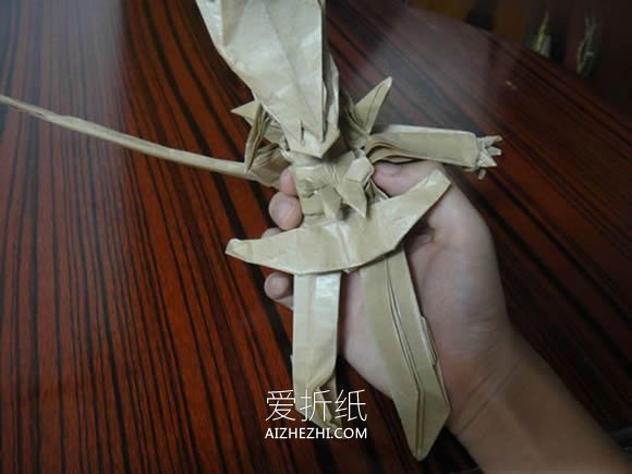 怎么折纸灼眼的夏娜 拿剑女生的详细折法图解- www.aizhezhi.com