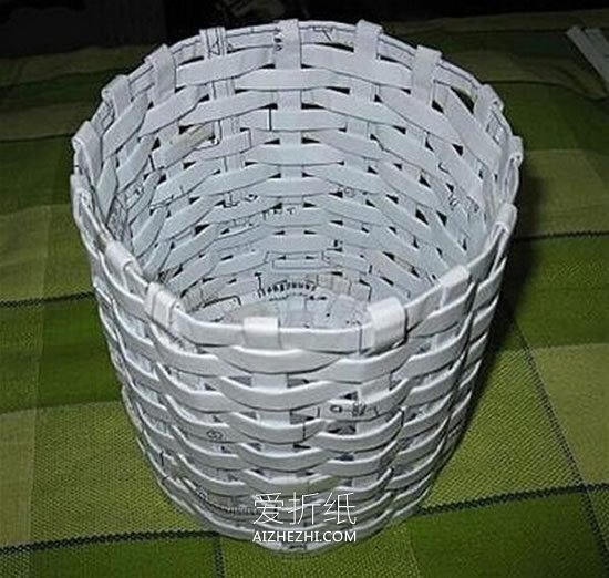 怎么用纸编垃圾桶图解 圆形废纸篓的编织方法- www.aizhezhi.com