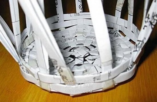 怎么用纸编垃圾桶图解 圆形废纸篓的编织方法- www.aizhezhi.com