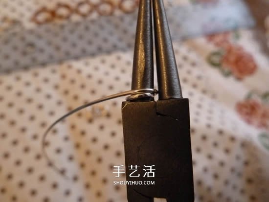 DIY铜线手链的步骤图 铜线手工制作手饰教程- www.aizhezhi.com