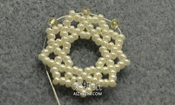 怎么做串珠胸花图解 美丽雪花的串珠方法- www.aizhezhi.com