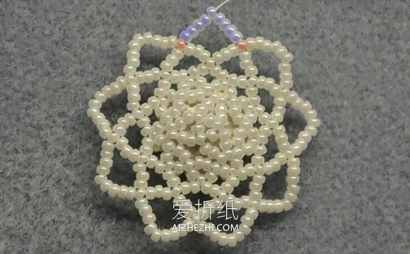 怎么做串珠胸花图解 美丽雪花的串珠方法- www.aizhezhi.com