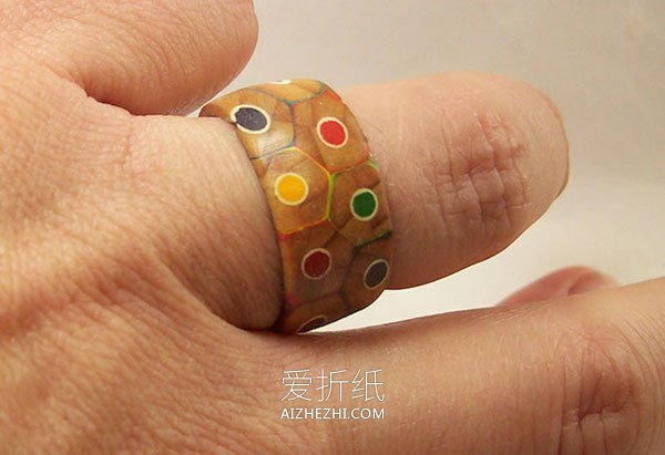 彩铅怎么做戒指的方法 铅笔手工制作木戒指- www.aizhezhi.com