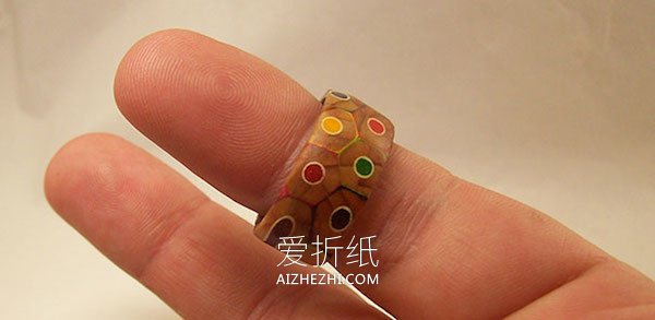 彩铅怎么做戒指的方法 铅笔手工制作木戒指- www.aizhezhi.com