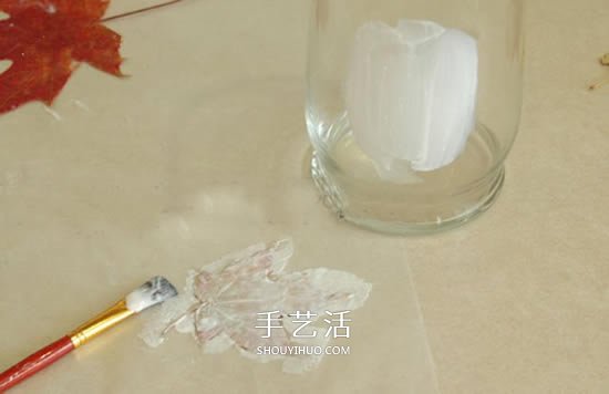 梦幻玻璃瓶灯笼DIY 把落叶贴到玻璃瓶上做成- www.aizhezhi.com
