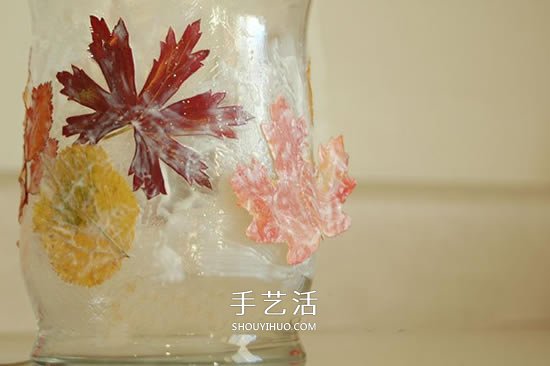 梦幻玻璃瓶灯笼DIY 把落叶贴到玻璃瓶上做成- www.aizhezhi.com