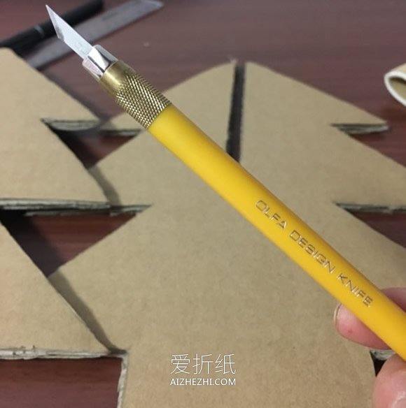 怎么做瓦楞纸圣诞树 硬纸板制作立体圣诞树- www.aizhezhi.com