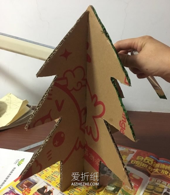 怎么做瓦楞纸圣诞树 硬纸板制作立体圣诞树- www.aizhezhi.com