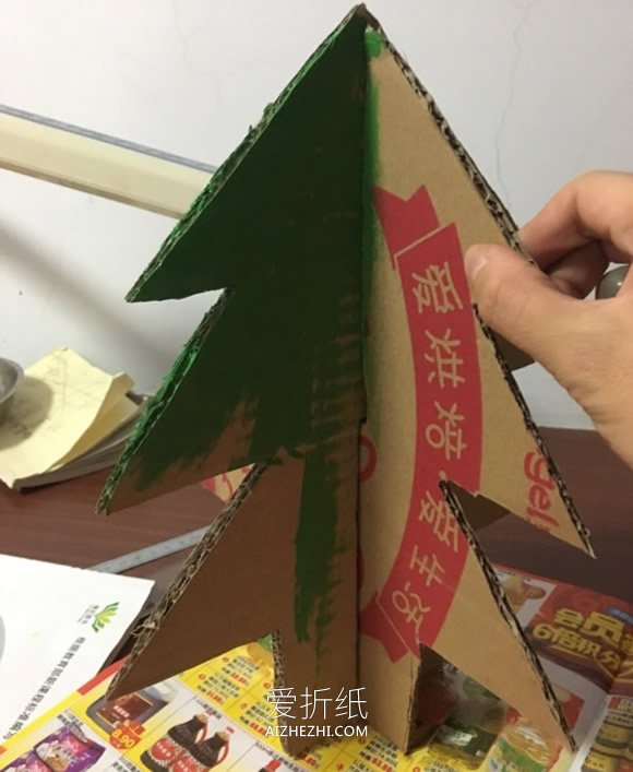 怎么做瓦楞纸圣诞树 硬纸板制作立体圣诞树- www.aizhezhi.com