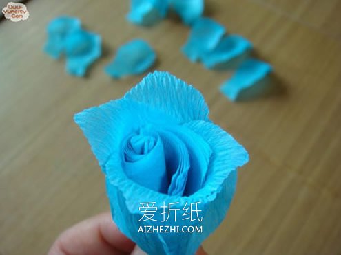 怎么做皱纹纸玫瑰花 皱纹纸手工制作玫瑰图解- www.aizhezhi.com