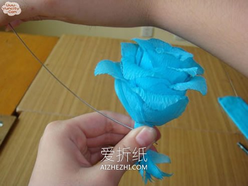 怎么做皱纹纸玫瑰花 皱纹纸手工制作玫瑰图解- www.aizhezhi.com