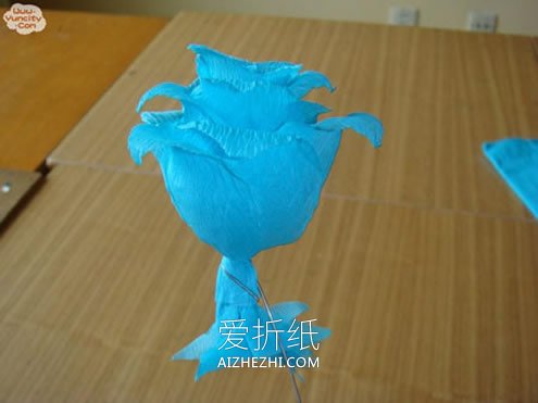 怎么做皱纹纸玫瑰花 皱纹纸手工制作玫瑰图解- www.aizhezhi.com