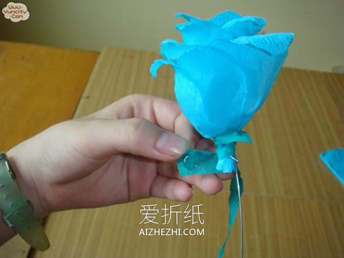 怎么做皱纹纸玫瑰花 皱纹纸手工制作玫瑰图解- www.aizhezhi.com