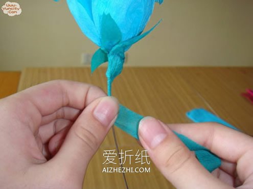 怎么做皱纹纸玫瑰花 皱纹纸手工制作玫瑰图解- www.aizhezhi.com