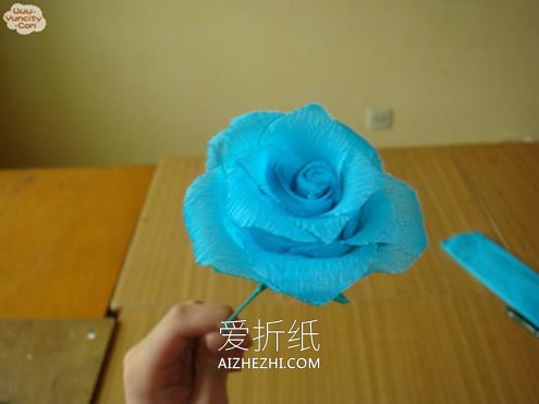 怎么做皱纹纸玫瑰花 皱纹纸手工制作玫瑰图解- www.aizhezhi.com