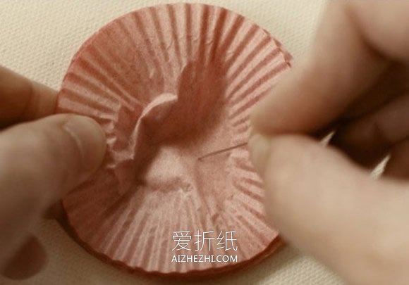 怎么用蛋糕纸做立体花 蛋糕纸纸花手工制作- www.aizhezhi.com