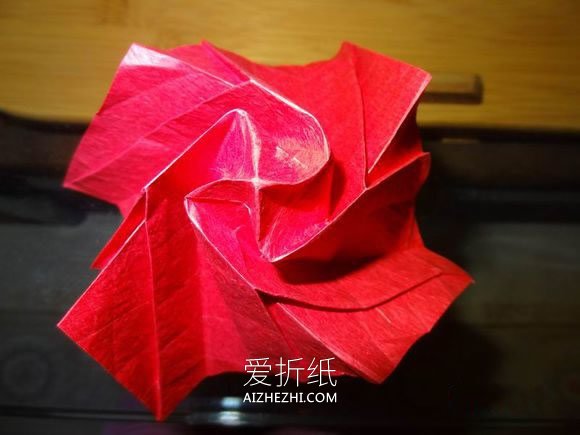 怎么折纸卷心玫瑰图解 手工卷心玫瑰花的折法- www.aizhezhi.com