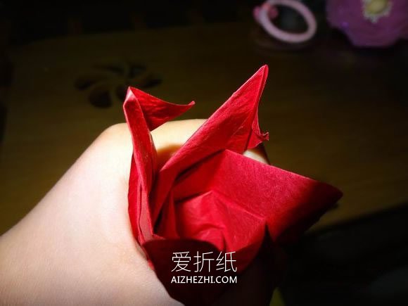 怎么折纸卷心玫瑰图解 手工卷心玫瑰花的折法- www.aizhezhi.com