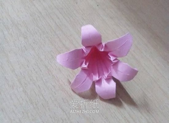 怎么折纸六瓣百合花 手工百合花的折法图解- www.aizhezhi.com