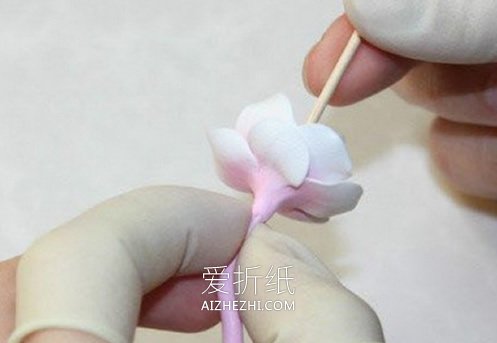 怎么做素雅的软陶花 软陶手工制作逼真花朵- www.aizhezhi.com