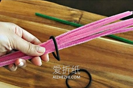 怎么做玫瑰花头绳 扭扭棒手工制作玫瑰发饰- www.aizhezhi.com