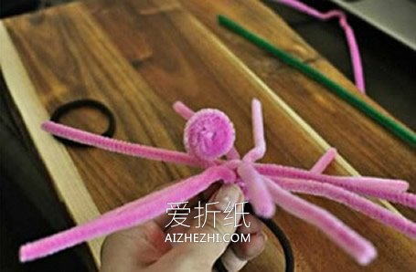 怎么做玫瑰花头绳 扭扭棒手工制作玫瑰发饰- www.aizhezhi.com
