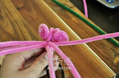 怎么做玫瑰花头绳 扭扭棒手工制作玫瑰发饰- www.aizhezhi.com