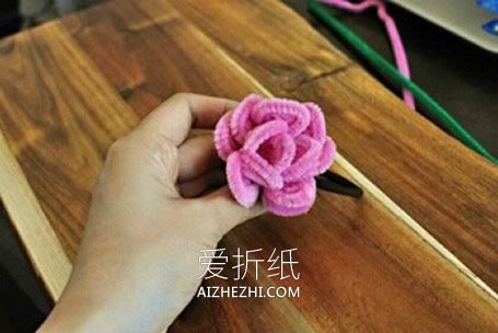 怎么做玫瑰花头绳 扭扭棒手工制作玫瑰发饰- www.aizhezhi.com