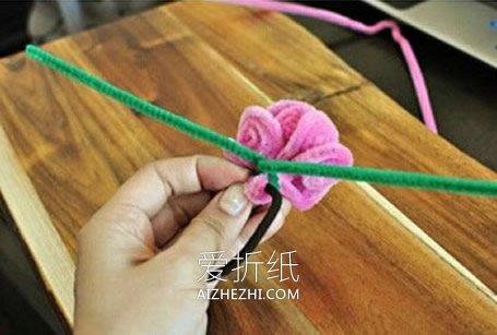 怎么做玫瑰花头绳 扭扭棒手工制作玫瑰发饰- www.aizhezhi.com