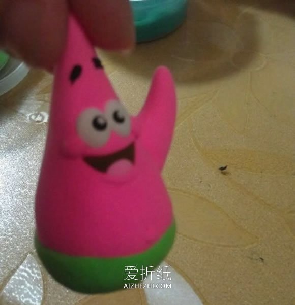 怎么做粘土派大星图解 超轻粘土制作派大星方法- www.aizhezhi.com