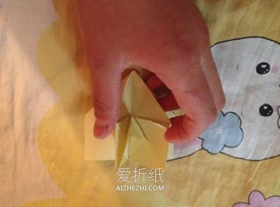 怎么折纸四瓣花图解 手工四瓣纸花的折法过程- www.aizhezhi.com