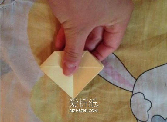 怎么折纸四瓣花图解 手工四瓣纸花的折法过程- www.aizhezhi.com