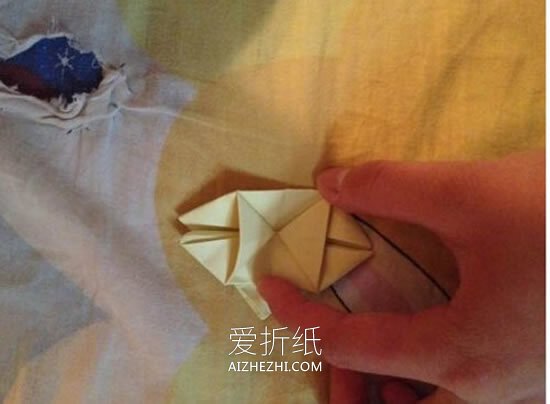 怎么折纸四瓣花图解 手工四瓣纸花的折法过程- www.aizhezhi.com