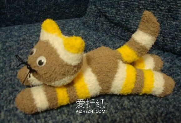 怎么做趴趴猫的方法 袜子手工制作猫咪布偶- www.aizhezhi.com