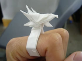 怎么折纸龙头戒指的方法 手工龙之指环的折法