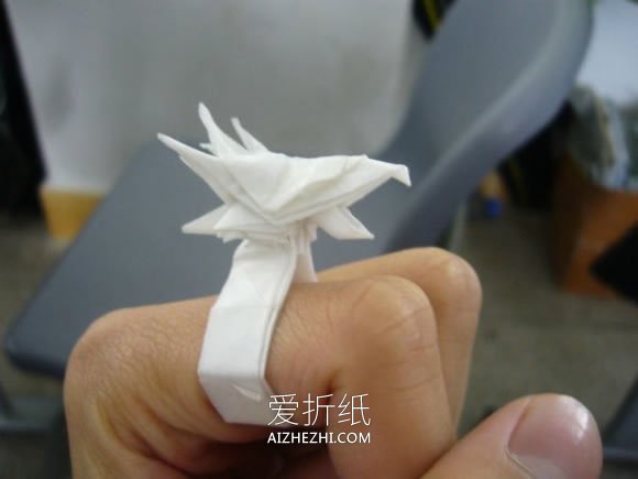 怎么折纸龙头戒指的方法 手工龙之指环的折法- www.aizhezhi.com