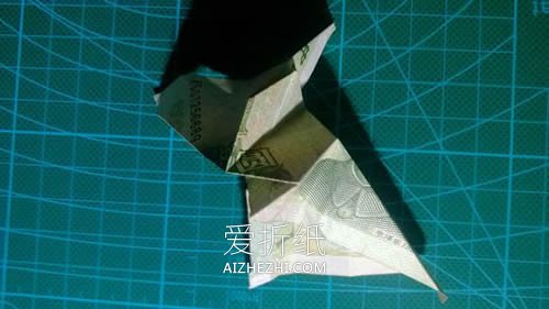 怎么折纸六角徽章的方法 一元纸币折徽章图解- www.aizhezhi.com