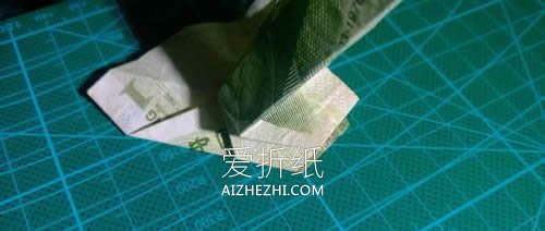 怎么折纸六角徽章的方法 一元纸币折徽章图解- www.aizhezhi.com