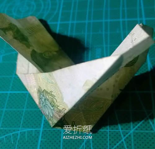 怎么折纸六角徽章的方法 一元纸币折徽章图解- www.aizhezhi.com