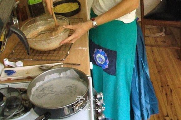 怎么做厨房围裙的方法 旧T恤手工改造制作围裙- www.aizhezhi.com
