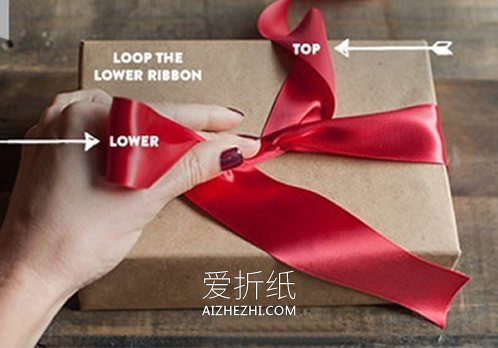 怎么用丝带给礼品包装盒打蝴蝶结的方法图解- www.aizhezhi.com