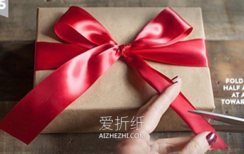 怎么用丝带给礼品包装盒打蝴蝶结的方法图解- www.aizhezhi.com