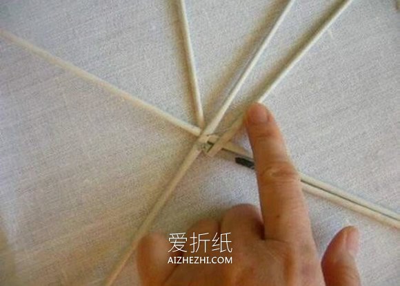 怎么编织做复活节彩蛋 旧报纸手工制作彩蛋- www.aizhezhi.com