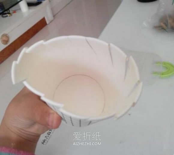 怎么做简易纸笔筒 一次性纸杯制作笔筒教程- www.aizhezhi.com