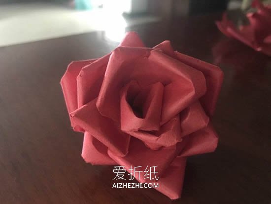 怎么做纸玫瑰花的方法 彩纸手工制作玫瑰花- www.aizhezhi.com