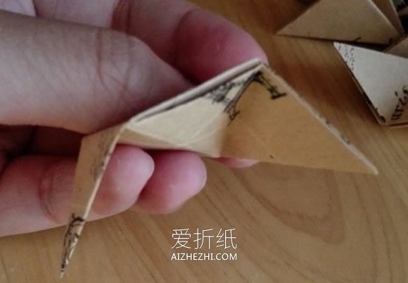 怎么折纸漂亮纸花球 详细手工花球折法步骤- www.aizhezhi.com