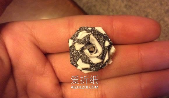 怎么用星星纸折玫瑰花 长纸条折纸玫瑰图解- www.aizhezhi.com